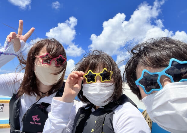 沖縄の報奨旅行で、アクティビティを満喫する先輩方。