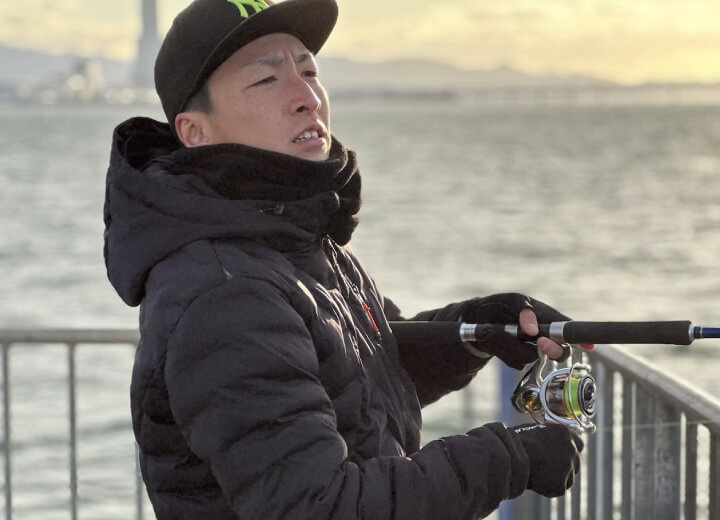 休みには釣りを楽しむ小梶店長。きまってますね！