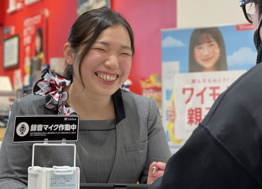 お客様から直接「笑顔」や「感謝」を頂けるのがこの仕事の醍醐味です。尾村先輩の笑顔が物語っていますね。