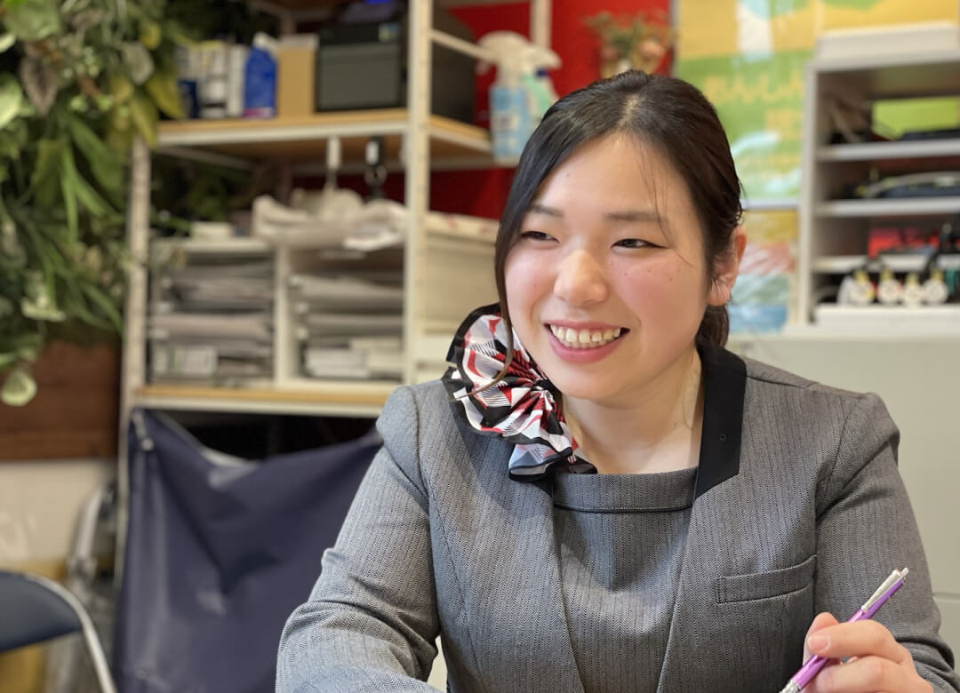 新人研修中のメンター尾村先輩。笑顔でも目が笑ってない？！なんてことはありません。当社で一番やさしい先輩です！